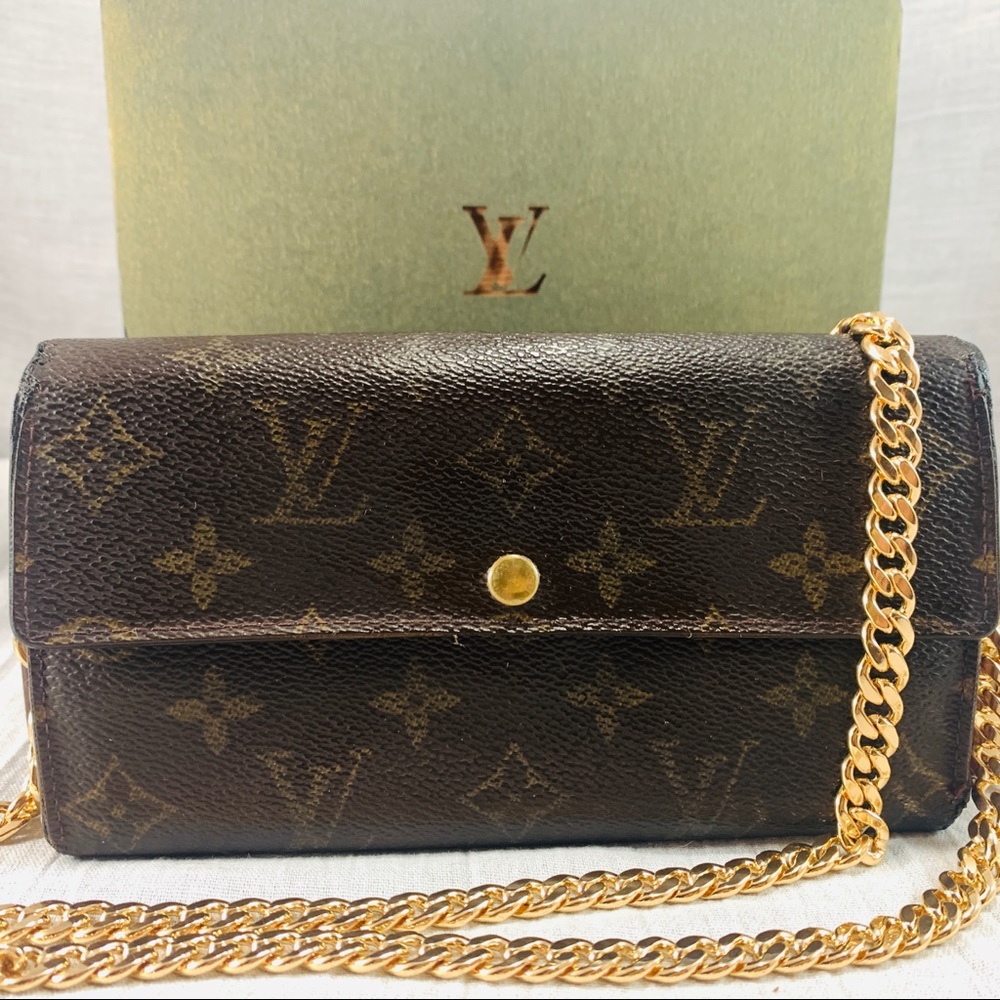 LOUIS VUITTON Monogram Sarah Wallet on Cha…